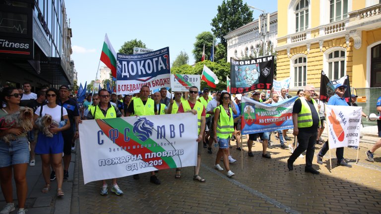 Стотици полицаи излязоха на протест в София заради ниските заплати в сектора
