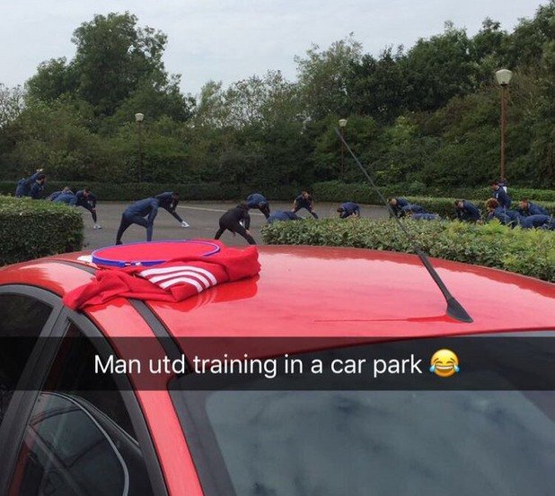 Футболистите на Юнайтед тренираха на паркинг преди мача с Нортхемптън за Купата на лигата