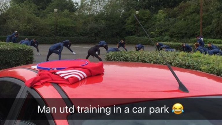 Футболистите на Юнайтед тренираха на паркинг преди мача с Нортхемптън за Купата на лигата