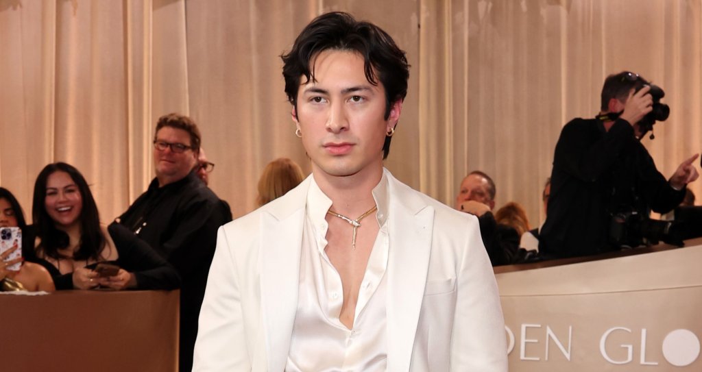 Хъдсън Уилямс

Благодарение на феноменалния успех на сериала Heated Rivalry, Хъдсън Уилямс се превърна в една от най-горещите млади звезди на момента. Канадецът е роден през 2001 г. и на 13 февруари ще навърши 25. Освен с убедителната си игра в сериала, Уилямс привлече вниманието и с изваяната си физика – комбинация, която бързо го качи в списъка на новите любимци на публиката.