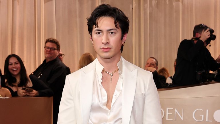 Хъдсън Уилямс

Благодарение на феноменалния успех на сериала Heated Rivalry, Хъдсън Уилямс се превърна в една от най-горещите млади звезди на момента. Канадецът е роден през 2001 г. и на 13 февруари ще навърши 25. Освен с убедителната си игра в сериала, Уилямс привлече вниманието и с изваяната си физика – комбинация, която бързо го качи в списъка на новите любимци на публиката.