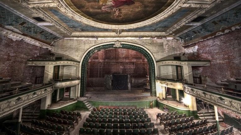 Аудитория Orpheum  в Ню Бедфорд, Масачузетс отваря врати на същия ден, когато потъва Титаник - 15-ти април 1912 година. Днес част от сградата е заета от супермаркет, но останалото изглежда както преди 100 години