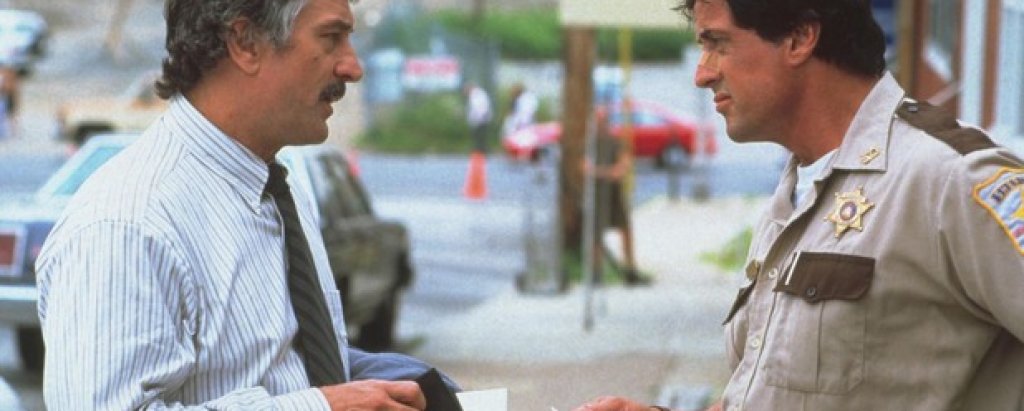Добрите -  No. 5. "Копланд"

В края на 90-те години на миналия век Силвестър Сталоун прави една от най-смислените си филмови роли. 

В полицейската драма "Копланд" Слай е неузнаваем като бавния подпухнал лузър-шериф Фреди Хефлин, който трябва да се справи в среда от социални хищници, много по-хитри от него. Сталоун разваля дяланата си в продължение на десетилетия фигура за ролята, за да се превърне в едър чичко и съумява да построи убедителен персонаж. 

В "Копланд" Слай играе заедно с качествени драматични изпълнители като Робърт Де Ниро, Харви Кайтел и Рей Лиота и не се излага.