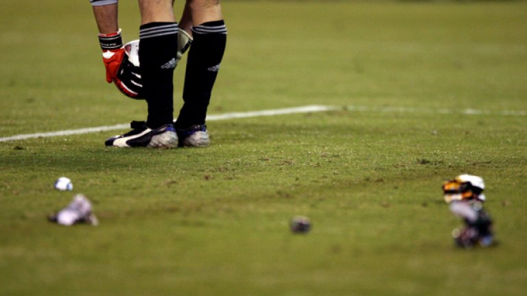 Еколозите дори не слагат в сметката самия боклук, който оставят след себе си феновете - смачканите бирени кутии