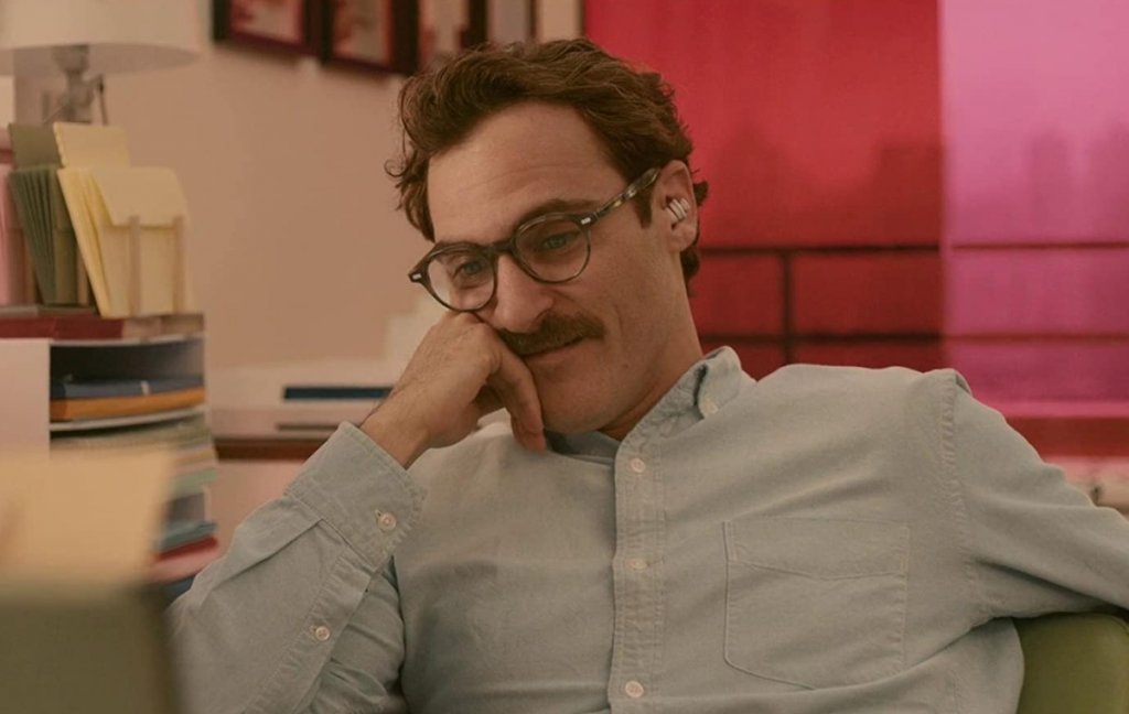 "Тя" (Her)
Жанр: романтичен
Година: 2013
"Жокера" отвори очите на света за това колко добър актьор е Хоакин Финикс, но доказателства за неговите умения има отдавна. "Тя" е сред тях. Романтичната драма разказва за самотен мъж, който се привързва към Саманта - виртуален асистент, задвижван от изкуствен интелект, който общува с него посредством женски глас (на Скарлет Йохансон). 
Филмът донася на Спайк Джоунз "Златен глобус" и "Оскар" за най-добър сценарий, но качествата на "Тя" могат да бъдат открити не само в историята, но и в нейната реализация.