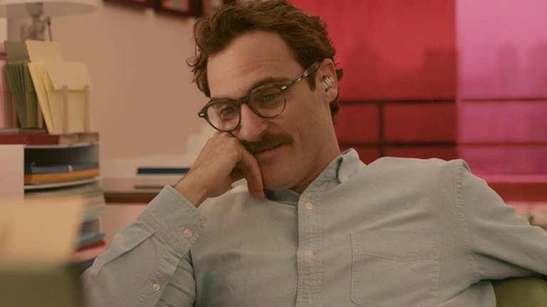 "Тя" (Her)
Жанр: романтичен
Година: 2013
"Жокера" отвори очите на света за това колко добър актьор е Хоакин Финикс, но доказателства за неговите умения има отдавна. "Тя" е сред тях. Романтичната драма разказва за самотен мъж, който се привързва към Саманта - виртуален асистент, задвижван от изкуствен интелект, който общува с него посредством женски глас (на Скарлет Йохансон). 
Филмът донася на Спайк Джоунз "Златен глобус" и "Оскар" за най-добър сценарий, но качествата на "Тя" могат да бъдат открити не само в историята, но и в нейната реализация.