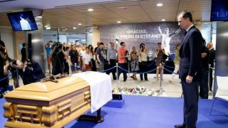 Фелипе VI на поклонението пред Алфредо ди Стефано. Кралят обаче е от Атлетико, независимо от генетичното задължение в рода му да следва "кралския клуб".