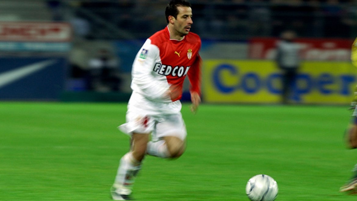 Людовик Жули, мачове за Монако: 211
Жули е един от футболистите, които останаха в Монако и достигнаха финал в Шампионската лига през 2004-тра. След това отиде в Барселона, където спечели Шампионската лига през 2006-а. Кариерата му премина още през отборите на Рома, ПСЖ, отново Монако и Лориен, преди да окачи бутонките през лятото на 2016-а като играч на Мон д`Ор Азерг, чийто стадион е кръстен именно на Жули.