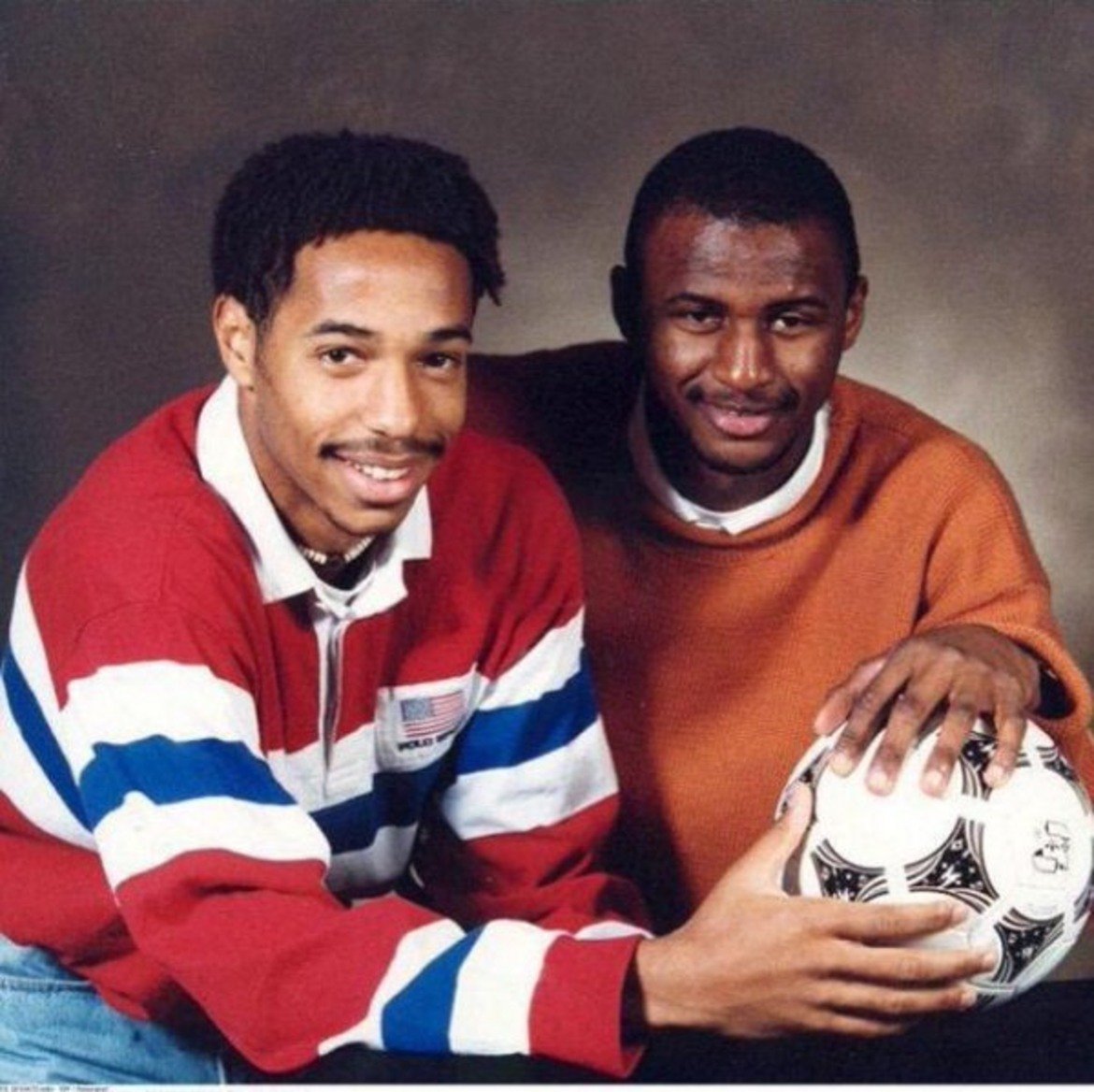На тази снимка Тиери Анри и Патрик Виейра изглеждат като герои в нискобюджетен ситком. Но на терена нямаше нищо нискобюджетно в играта им, както за френския национален отбор, така и за Арсенал.