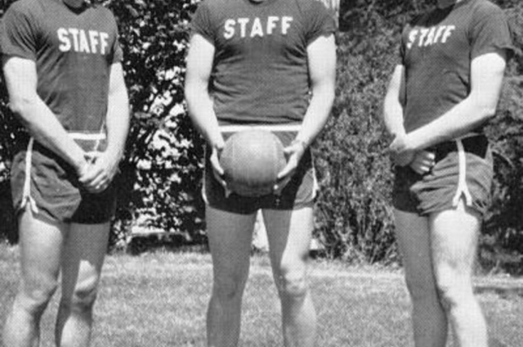 Тръмп (в центъра) явно е практикувал много повече от един спорт във военното училище. На снимката е заедно с част от отбора по баскетбол.