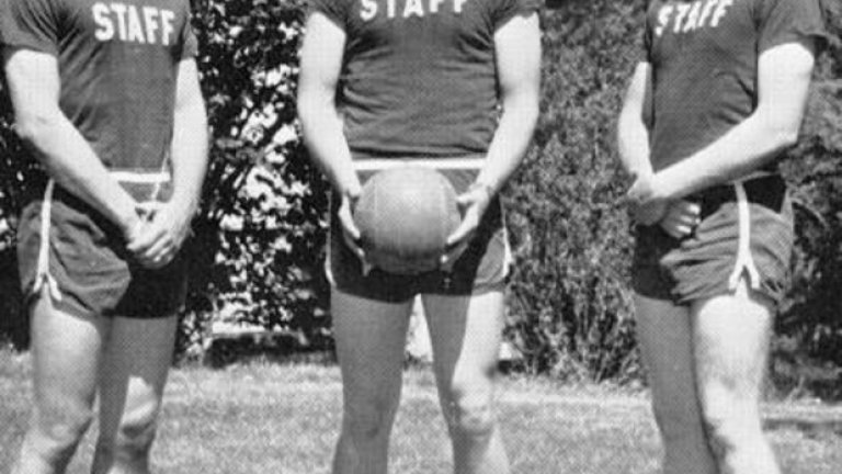 Тръмп (в центъра) явно е практикувал много повече от един спорт във военното училище. На снимката е заедно с част от отбора по баскетбол.