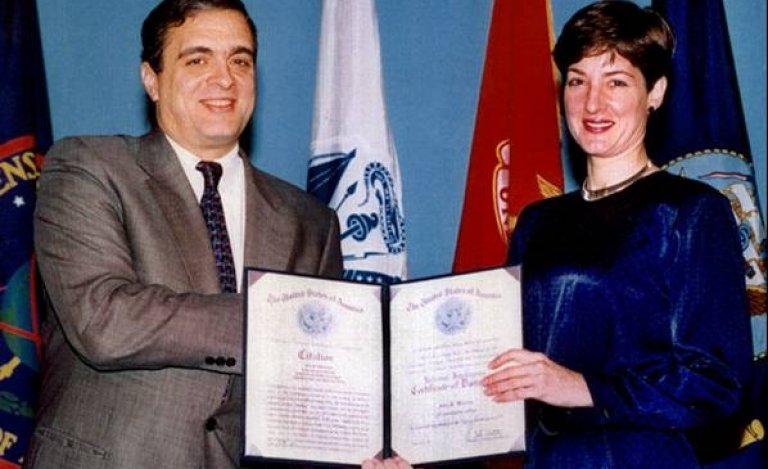 Ана Монтес получава специално признание от директора на ЦРУ Джордж Тенет