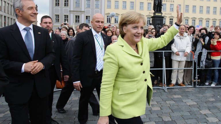 Меркел се довери на екип от стилисти и имидж мейкъри, които установиха, че на нея добре й стои един тип сако и съответно го мултиплицираха в десетки цветови вариации.