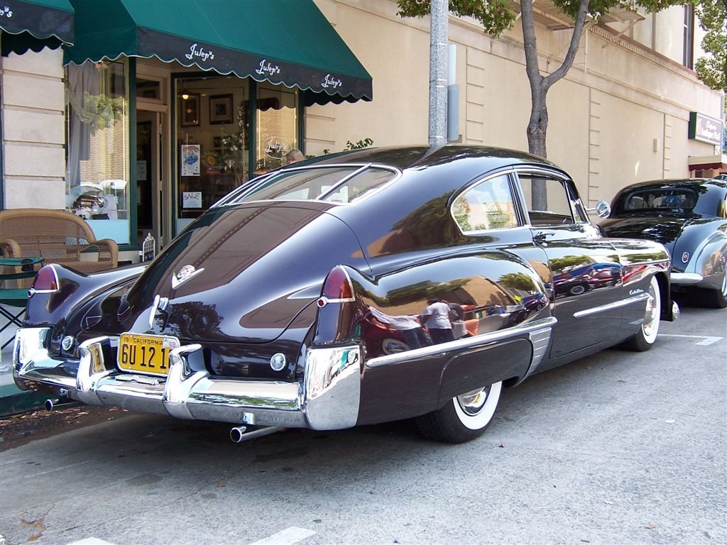 1948 series Cadillac 62 club coupe
Първият изцяло нов модел и дизайн на Cadillac след Втората световна война. Задните фарове следват примера на бойния самолет Lockheed P-38. 
