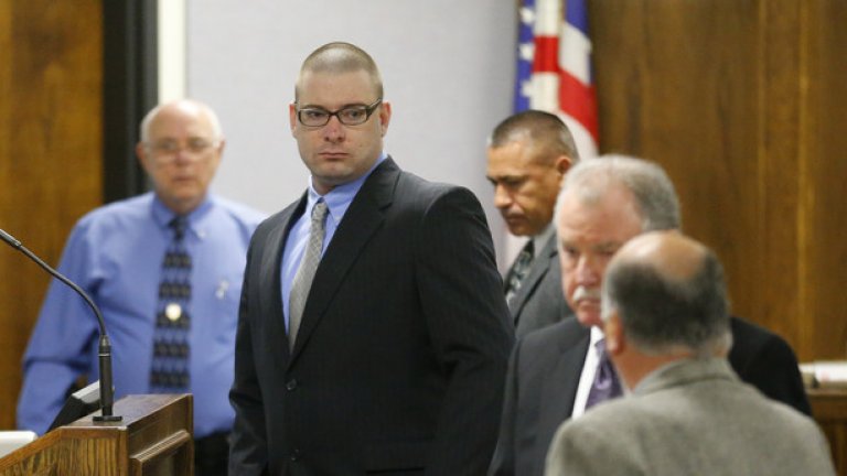 Осъденият Еди Рей Раут се яви на всички съдебни заседания в тъмен костюм