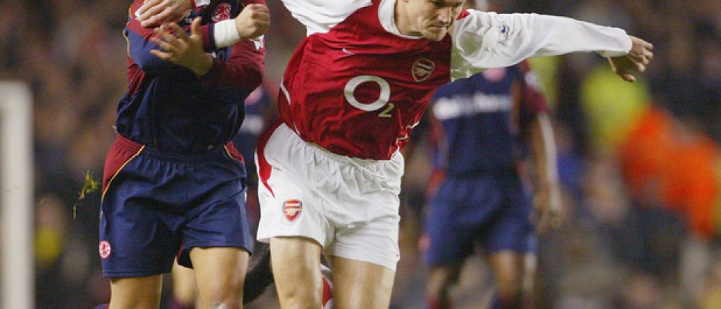 Централен защитник: Паскал Сиган (Арсенал)
Четвърти избор за централен бранител след Сол Кембъл, коло Туре и Мартин Киоун. Изигра 18 мача за непобедимия тим на Арсенал по време на сезон 2003/04, откогато е и последната на „артилеристите“ във Висшата лига.