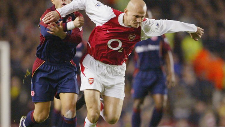 Централен защитник: Паскал Сиган (Арсенал)
Четвърти избор за централен бранител след Сол Кембъл, коло Туре и Мартин Киоун. Изигра 18 мача за непобедимия тим на Арсенал по време на сезон 2003/04, откогато е и последната на „артилеристите“ във Висшата лига.