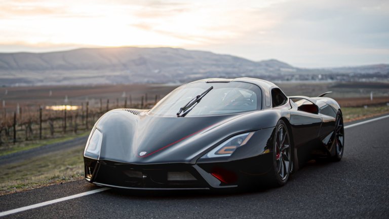 Впечатляващият спортен звяр може да развие над 510 км/ час