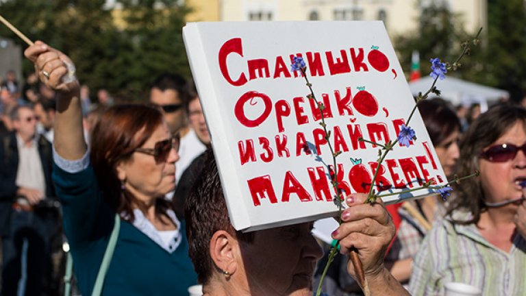 Граждани бият прасета