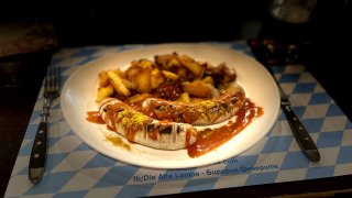 Заведението предлага много уют, немска бира, вурстчета и впечатляващи десерти