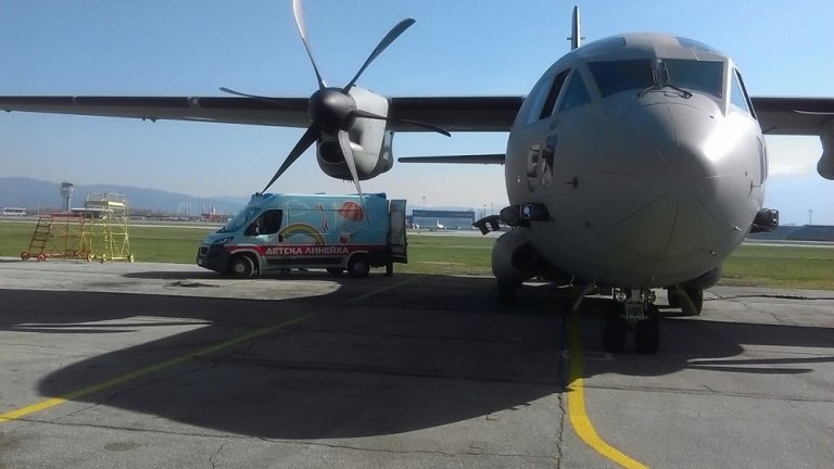 На 15 април военен самолет "Спартан" с тричленен екипаж транспортирал медицински екип от София до Варна за спешна операция на детето. На следващия ден втори екипаж заминава с военния самолет, за да транспортира малкия пациент от Варна до София.