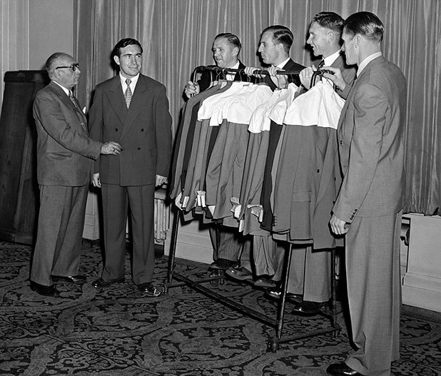Далечната 1950-а. Алф Рамзи, Лори Скот, Еди Бейли, Бил Никълсън и Тед Дичбърн подготвят тоалетите си за световното първенство
