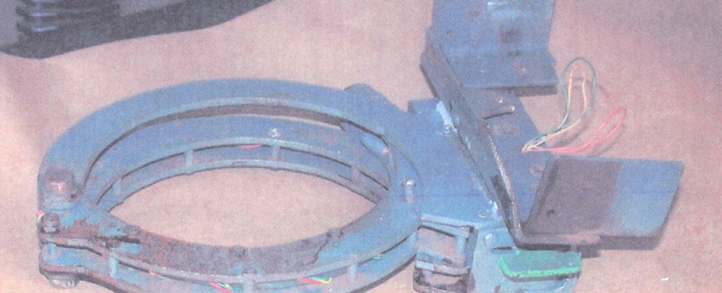 Triple-banded_metal_collar_device