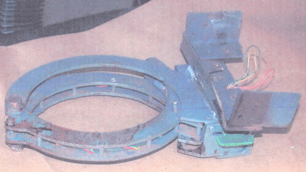 Triple-banded_metal_collar_device