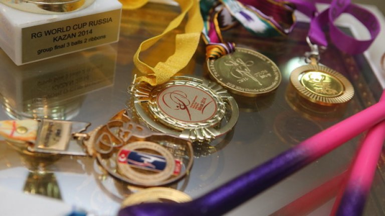 В Музея на историята на физическата култура и спорта в София бе представена временна изложба с купи, медали, трика и уреди от знаковите представяния на момичетата.