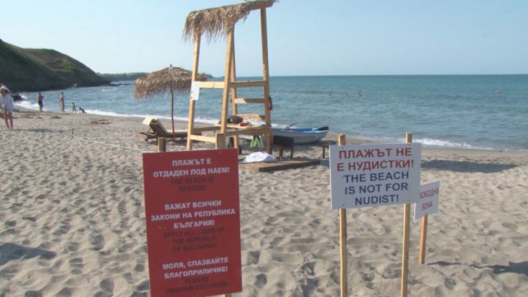 Чадърите и шезлонгите на плажа са безплатни, но само за хора с бански