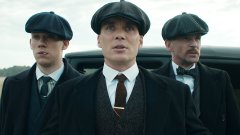 10. Peaky Blinders (2013 - 2022 г.)
Оценка в IMDb: 8,7 от 10 звезди
Оценка в Rotten Tomatoes: 94% одобрение
Къде да гледате: в Netflix
Криминалната драма ни отвежда в Бирмингам в годините след Първата световна война, където гангстерското семейство Шелби постепенно набира власт и влияние. Фамилията е ръководена от безскрупулния, но харизматичен Томас Шелби (Килиън Мърфи), който управлява престъпния бизнес заедно с братята си и леля си Поли.
В началото семейството се занимава със залагания и дребни улични престъпления, но постепенно навлиза в политиката, международната търговия и мафията, сблъсквайки се с врагове от всички страни.
