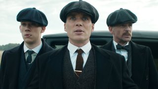 10. Peaky Blinders (2013 - 2022 г.)
Оценка в IMDb: 8,7 от 10 звезди
Оценка в Rotten Tomatoes: 94% одобрение
Къде да гледате: в Netflix
Криминалната драма ни отвежда в Бирмингам в годините след Първата световна война, където гангстерското семейство Шелби постепенно набира власт и влияние. Фамилията е ръководена от безскрупулния, но харизматичен Томас Шелби (Килиън Мърфи), който управлява престъпния бизнес заедно с братята си и леля си Поли.
В началото семейството се занимава със залагания и дребни улични престъпления, но постепенно навлиза в политиката, международната търговия и мафията, сблъсквайки се с врагове от всички страни.