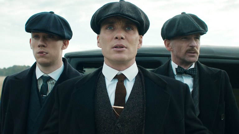 10. Peaky Blinders (2013 - 2022 г.)
Оценка в IMDb: 8,7 от 10 звезди
Оценка в Rotten Tomatoes: 94% одобрение
Къде да гледате: в Netflix
Криминалната драма ни отвежда в Бирмингам в годините след Първата световна война, където гангстерското семейство Шелби постепенно набира власт и влияние. Фамилията е ръководена от безскрупулния, но харизматичен Томас Шелби (Килиън Мърфи), който управлява престъпния бизнес заедно с братята си и леля си Поли.
В началото семейството се занимава със залагания и дребни улични престъпления, но постепенно навлиза в политиката, международната търговия и мафията, сблъсквайки се с врагове от всички страни.