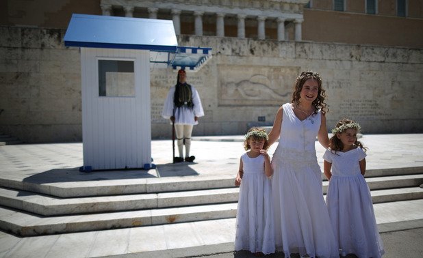 Атина празнува, Европа мъдрува