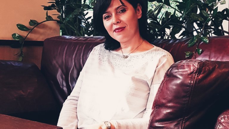 Никой не е сбъднал своята мечта без да се пребори със страховете. Без да направи онази първа и най-страшна крачка, която изглежда като скок над бездна. 
"Направи нещо голямо" е и мотото на новия бизнес телефон на Samsung- Galaxy Note8. От Samsung правят екрана "безкраен" премахвайки всички рамки от край до край. А резултатът е едно красиво извито и идеално симетрично тяло. Това е най-големият, най-потапящ екран на Galaxy смартфон. И лесен за ползване с една ръка. 
Затова в последните дни на отиващата си 2017 година заедно с премиум модела на Samsung 
ви представяме няколко човека, които имат какво да кажат или напишат със S Pen стилуса на новия Note8. Хора с богат опит, несломима енергия, неповторима харизма, които са "постигнали нещо голямо".  Ще говорим за разчупването на рамките, търсенето на симетрия и тяхната формула за успеха.