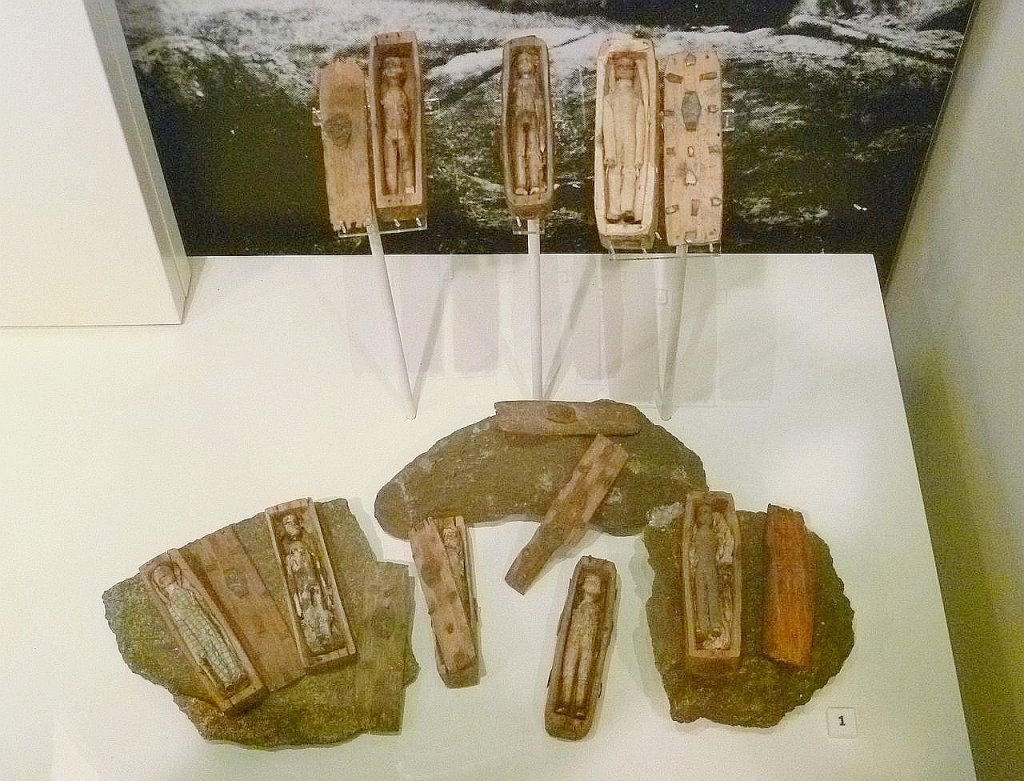 1280px-Arthur's_Seat_coffins