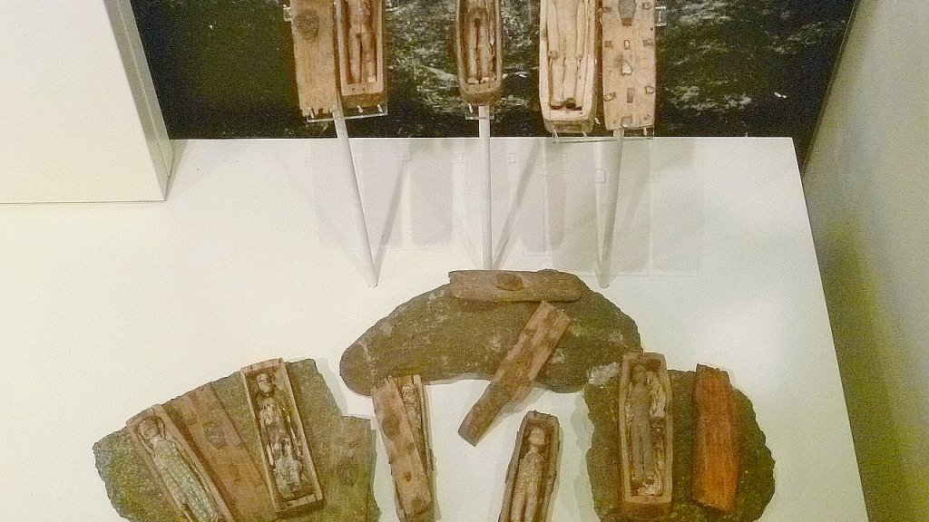 1280px-Arthur's_Seat_coffins