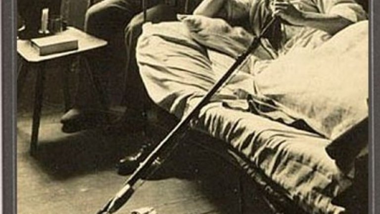 Интересното за опиума е, че докато китайците не измислят системата за изпаряването му някъде през 18 век, няма подходящ начин за консумацията му. Той може да се яде или да се пуши заедно с тютюн. Но яденето причинява много лоши странични ефекти, като например запек за седмици наред. А горенето му убива някои алкалоиди и намалява въздействието му. С измислянето на системата за изпаряване и вдишване, той се превръща в "лекарство". Внезапно всички лоши ефекти изчезват и по този начин се вдишва много голяма част от морфиновото съдържание на опиума, което причинява сънливост.