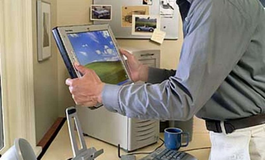 ViewSonic Airpanel Smart Display V110 (2003)
Този умен дисплей, създаден от Microsoft през 2003-та, имаше за цел да направи възможен безжичния достъп до вашето PC на голямо разстояние - oколо 45 метра. Наподобяващ съвременен таблет, той изглеждаше удивително добре. Но в цената от 1000 долара не беше уточнено, че диспелят не се вижда от всички ъгли, докато го ползвате, че има лоша съвместимост с различен софтур и мултимедия, а и че самият компютър е буквално блокиран, докато той е включен.