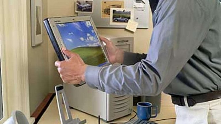 ViewSonic Airpanel Smart Display V110 (2003)

Този умен дисплей, създаден от Microsoft през 2003-та, имаше за цел да направи възможен безжичния достъп до вашето PC на голямо разстояние - oколо 45 метра. Наподобяващ съвременен таблет, той изглеждаше удивително добре. Но в цената от 1000 долара не беше уточнено, че диспелят не се вижда от всички ъгли, докато го ползвате, че има лоша съвместимост с различен софтур и мултимедия, а и че самият компютър е буквално блокиран, докато той е включен.