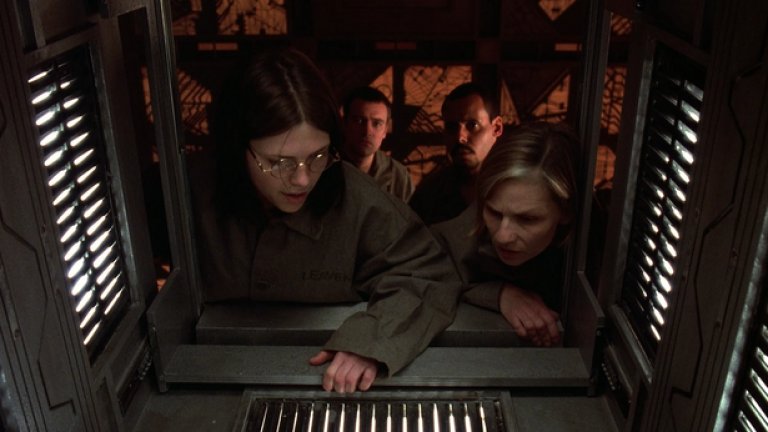 "Кубът на страха" (Cube, 1997) 
Канадският филм на ужасите е задължителен за всеки фен на жанра. Заснет само за 365 000 долара, той държи в напрежение, а кафкианският елемент в него би се харесал дори на хората, които не си падат толкова по чистото усещане да се страхуваш.