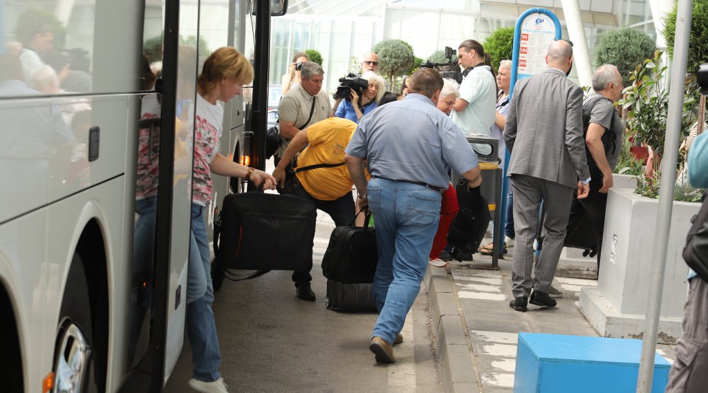 Изгонените руски дипломати и служители напуснаха България (СНИМКИ)