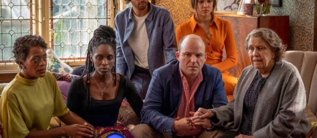 Years and Years
Този сериал на BBC и HBO е само един сезон от шест епизода, но въпреки това беше едно от най-добрите неща, появили се на екран през миналата година. Той разглежда онзи въпрос, който вероятно всеки от нас си е задавал някога - как ще се промени светът в следващите десетилетия? И отговаря по един плашещо правдив начин - в обществен план, международен, технологичен и т.н. И всичко това се предава през погледа на едно семейство от Манчестър. Внимавайте обаче, защото усещането може да бъде толкова реалистично, че след 1-2 епизода Years and Years да ви дойде малко нанагорно и да имате нужда от едно питие.