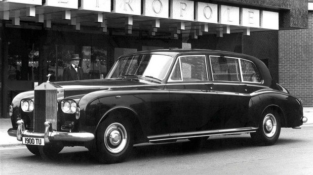 Rolls-Royce Phantom VI Limousine by Park Ward (1968-1990)
Няма по-британски автомобил от Phantom VI, който дебютира през 1968 и се произвежда от Rolls-Royce до 1990. С тази лимузина компанията преследва идеалният автомобил, който осигурява най-качественото пътуване – тихо, плавно и луксозно. Компанията произвежда точно 374 от тези лимузини, повечето от които са снабдени с ръчно изработени каросерии, идващи от лондонската компания Mulliner Park Ward, която всъщност е поделение на RR.
