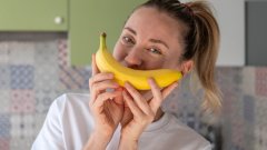 Опасно ли е да търкаме лицето си с бананова кора?