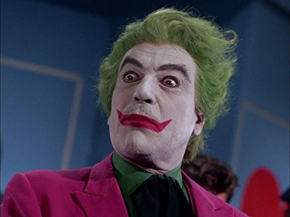 1. Цезар Ромеро (Batman, 1966)

Цезар Ромеро в никакъв случай не може да бъде посочен като най-отдадения актьор, играл Жокера. Най-малкото защото отказва да обръсне мустака си за ролята, поради което косъмчетата могат да бъдат забелязани под белия грим над горната му устна. Ромеро обаче остава първия, изиграл злодея. Това става през далечната 1960 г. в сериала "Batman" с покойния вече Адам Уест. По-късно изиграва ролята и за едноименния филм от 1966-а.

Неговият Жокер разчита повече на шеги и закачки, отколкото на грубо насилие. С еволюцията на Батман в комиксите, постепенно еволюира и начинът, по който той бива представян на голям екран, а покрай него и злодеите му.
