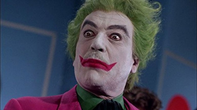 1. Цезар Ромеро (Batman, 1966)

Цезар Ромеро в никакъв случай не може да бъде посочен като най-отдадения актьор, играл Жокера. Най-малкото защото отказва да обръсне мустака си за ролята, поради което косъмчетата могат да бъдат забелязани под белия грим над горната му устна. Ромеро обаче остава първия, изиграл злодея. Това става през далечната 1960 г. в сериала "Batman" с покойния вече Адам Уест. По-късно изиграва ролята и за едноименния филм от 1966-а.

Неговият Жокер разчита повече на шеги и закачки, отколкото на грубо насилие. С еволюцията на Батман в комиксите, постепенно еволюира и начинът, по който той бива представян на голям екран, а покрай него и злодеите му.