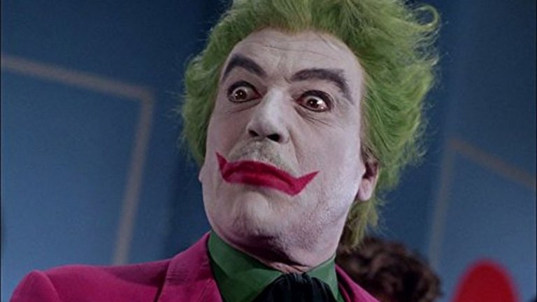 1. Цезар Ромеро (Batman, 1966)
Цезар Ромеро в никакъв случай не може да бъде посочен като най-отдадения актьор, играл Жокера. Най-малкото защото отказва да обръсне мустака си за ролята, поради което косъмчетата могат да бъдат забелязани под белия грим над горната му устна. Ромеро обаче остава първия, изиграл злодея. Това става през далечната 1960 г. в сериала "Batman" с покойния вече Адам Уест. По-късно изиграва ролята и за едноименния филм от 1966-а.
Неговият Жокер разчита повече на шеги и закачки, отколкото на грубо насилие. С еволюцията на Батман в комиксите, постепенно еволюира и начинът, по който той бива представян на голям екран, а покрай него и злодеите му.