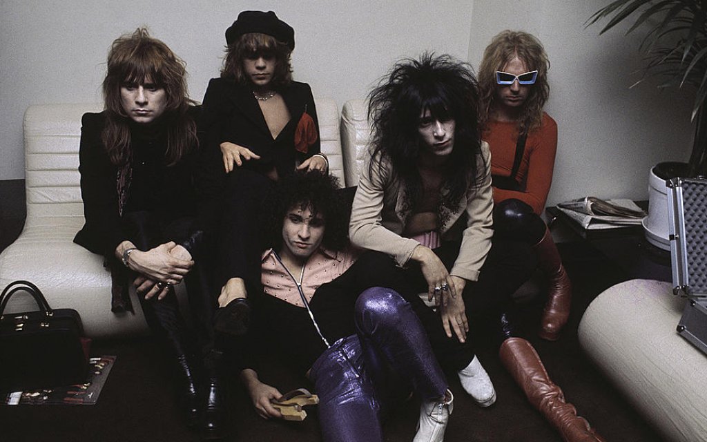 New York Dolls (1971)
Култова банда за периода, част от разрастващата се пънк сцена на Ню Йорк. Певецът на Overkill Боби Блиц обяснява, че разликата между траш бандите от източния и западния бряг е зависела от съответното пънк течение, което е процъфтявало в региона. Затова трябва да благодарим именно на New York Dolls за групи като Overkill и Anthrax.
