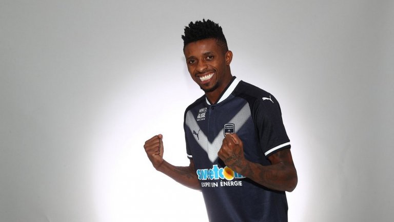 Джонатан Кафу – 7 милиона евро
Продажбата на бразилеца от Лудогорец в Бордо e най-голямата у нас за всички времена. Самият Кафу беше закупен от предишния си клуб Сао Пауло за 2,2 милиона евро, което пък е рекорд за шесткратните шампиони на България. Преди това Кирил Домусчиев искаше за Кафу най-малко 10 милиона, но не се намери купувач, готов да ги плати. Затова цената беше намалена, а и бразилецът напоследък спря да вкарва голове.
Джонатан Кафу изигра за Лудогорец общо 75 мача във всички турнири. В тях отбеляза 22 гола, имаше и 14 асистенции. В Шампионската лига миналия сезон Кафу се разписа срещу Базел (1:1) и Арсенал (2:3). Най-добрите му изпълнения обаче бяха преди това в квалификациите за влизане в групите, където заби два наистина изумителни гола срещу Цървена звезда.